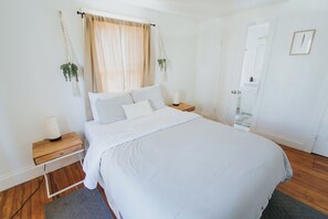 Een bureau, wifi, beddengoed