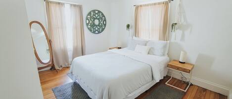 Skrivebord, wi-fi og sengetøy