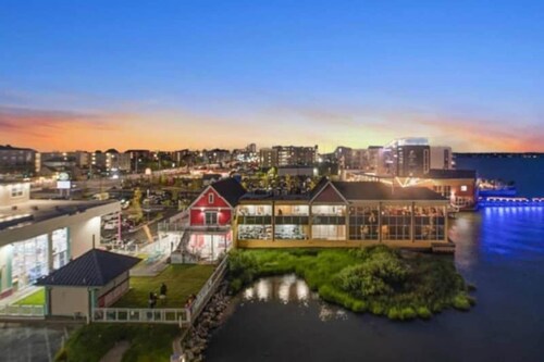 ⭐️Stunning Bay-View Retreat with Indoor/Outdoor Pool ⭐️