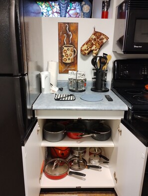 Kühlschrank, Mikrowelle, Ofen, Herdplatte