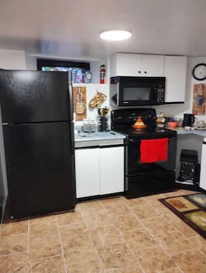 Microwave, oven, stovetop - Crews on INN to The Luxury Willow Apartment. Stay in a stone home built in 1891 (Huntsville)