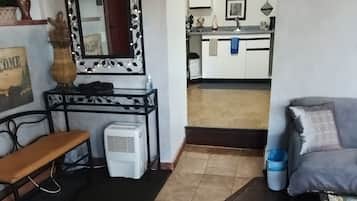 Een smart-tv, een open haard en boeken