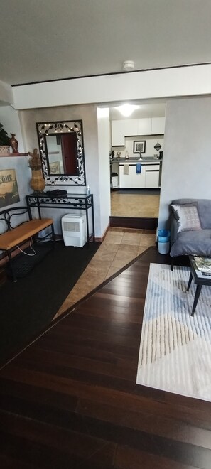 Smart-TV, Kamin, Bücher