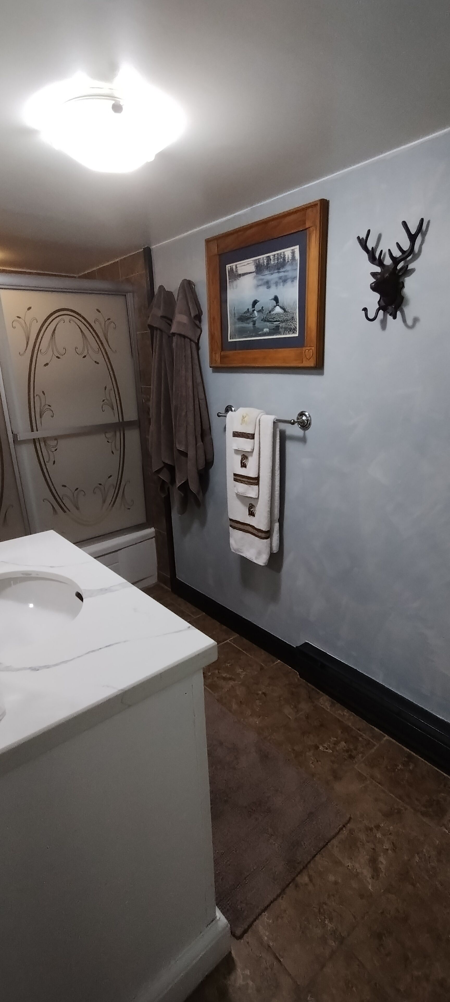 Een haardroger, handdoeken, zeep, shampoo