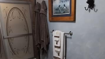 Een haardroger, handdoeken, zeep, shampoo