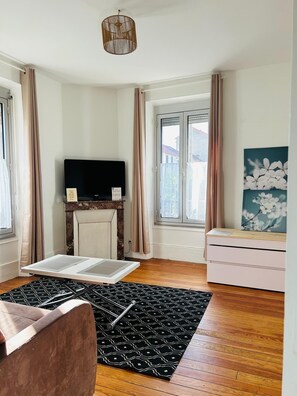 TV - L'Eden 2 steps from Paris (RER C and D) and Orly, in a quiet, ground-floor neighborhood. (Viry-Châtillon)