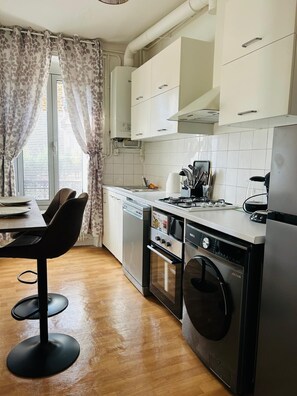 Microwave, oven, stovetop, dishwasher - L'Eden 2 steps from Paris (RER C and D) and Orly, in a quiet, ground-floor neighborhood. (Viry-Châtillon)