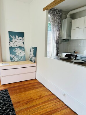 Microwave, oven, stovetop, dishwasher - L'Eden 2 steps from Paris (RER C and D) and Orly, in a quiet, ground-floor neighborhood. (Viry-Châtillon)