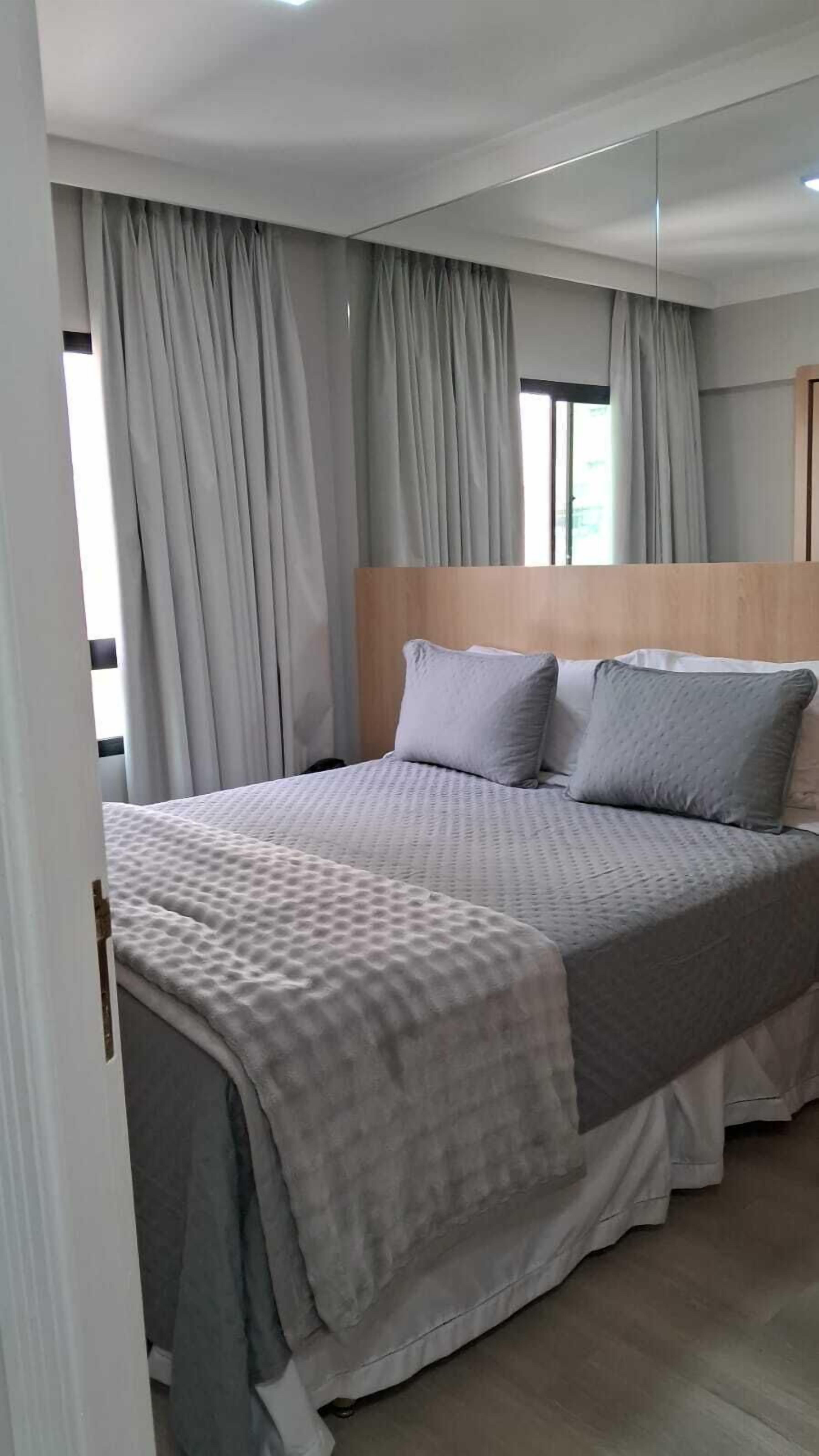 Apartamento conforto, vista para a cidade | Cofres nos quartos, cortinas blackout, Wi-Fi de cortesia