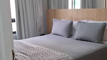 Apartamento conforto, vista para a cidade | Cofres nos quartos, cortinas blackout, Wi-Fi de cortesia