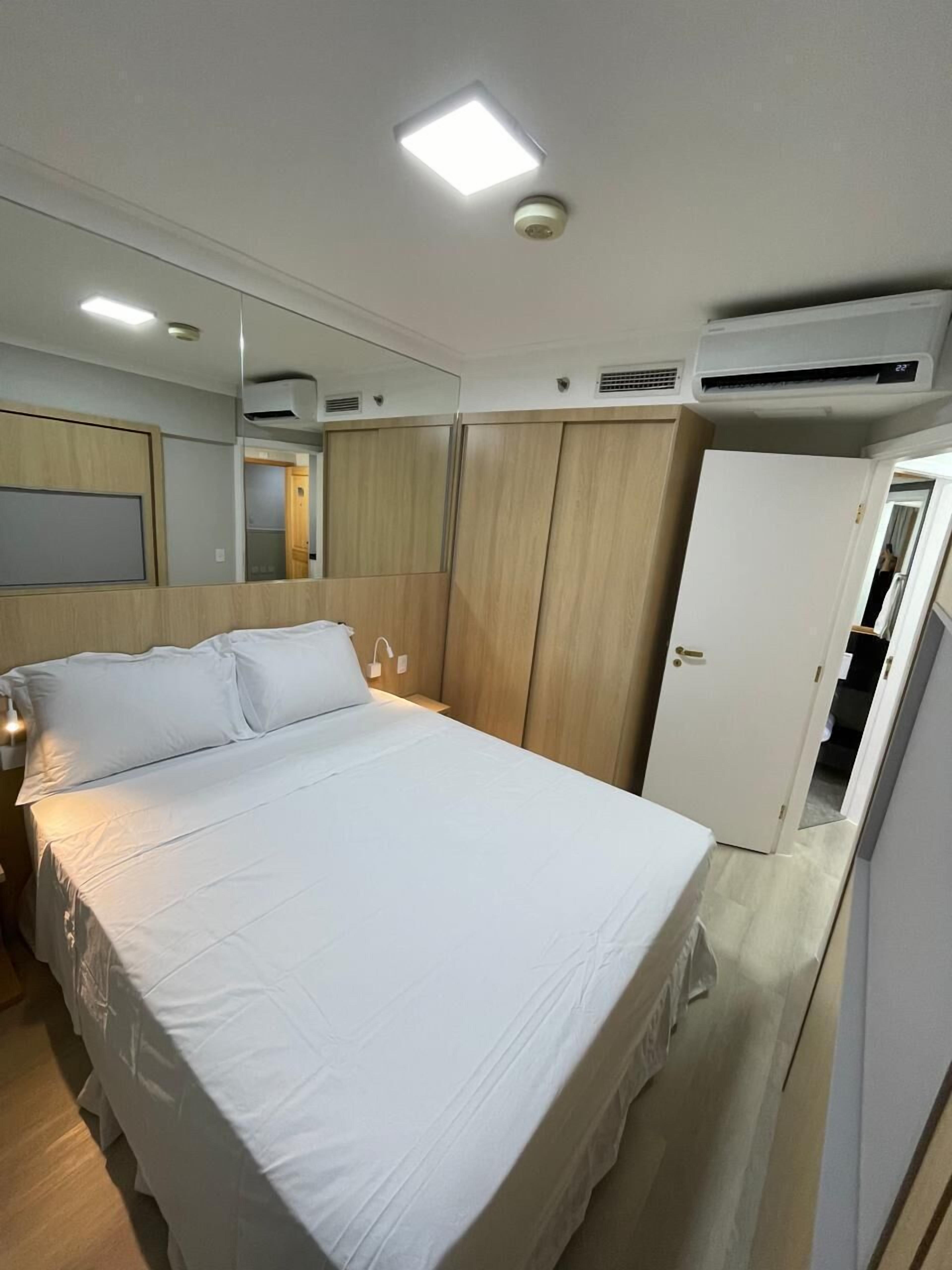 Safe på rommet, blendingsgardiner og wi-fi (inkludert)