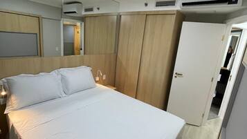 Safe på rommet, blendingsgardiner og wi-fi (inkludert)