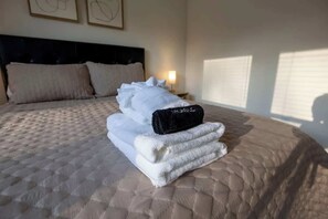 3 bedrooms, desk, iron/ironing board, WiFi