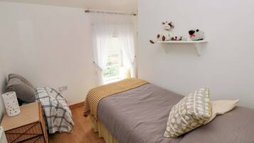 2 Schlafzimmer, individuell dekoriert, individuell eingerichtet