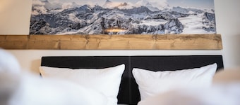 Mountaineer sleeping places | Parking & Wifi