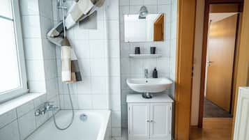 Haartrockner, HandtĂŒcher, Seife, Shampoo