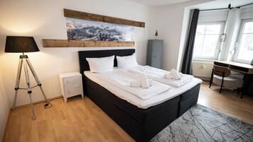 2 Schlafzimmer, Schreibtisch, Reisekinderbett, kostenloses WLAN