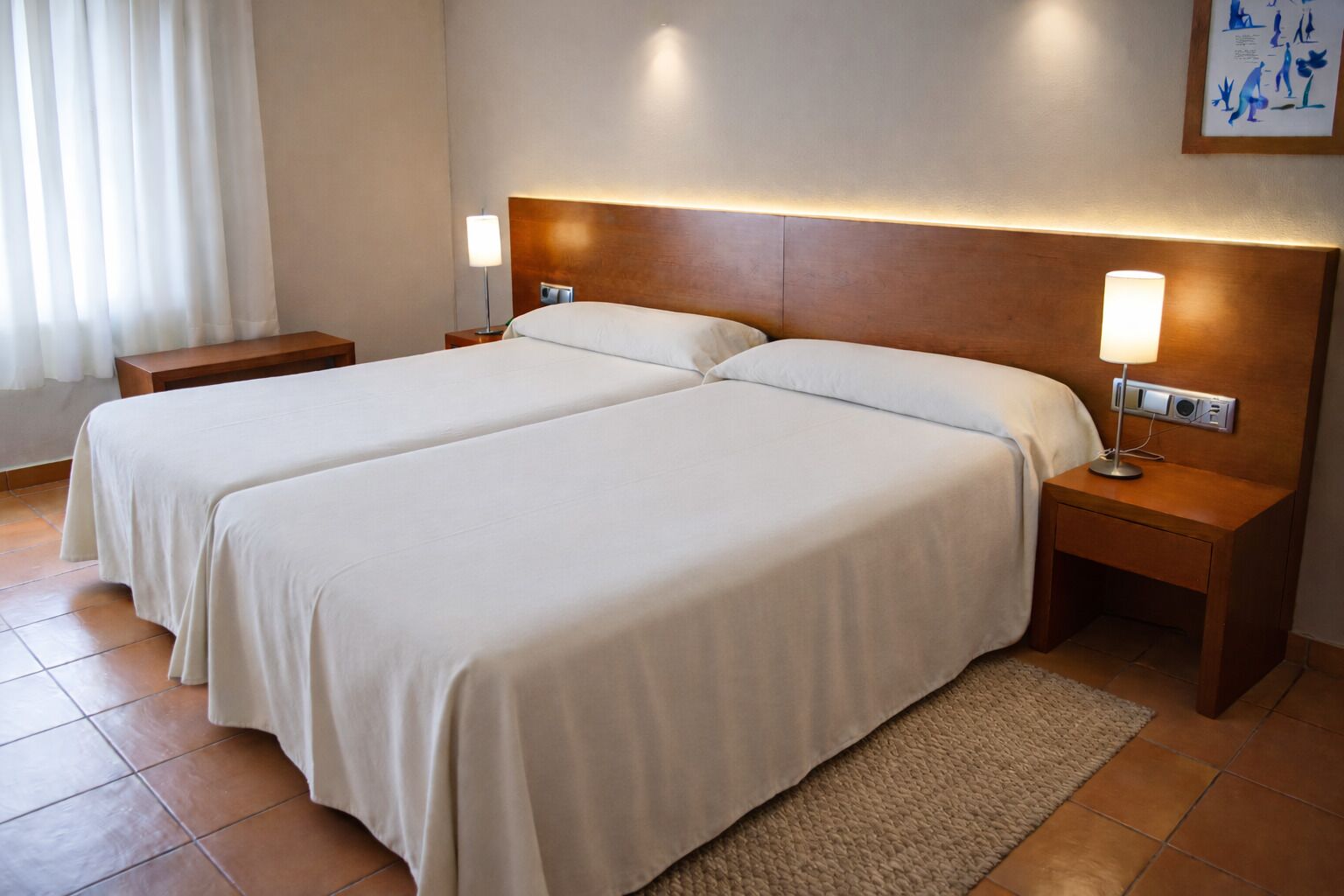 Een bureau, een laptopwerkplek, gratis wifi