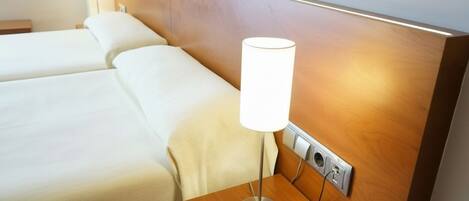 Een bureau, een laptopwerkplek, gratis wifi