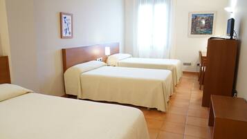 Comfort driepersoonskamer | Een bureau, een laptopwerkplek, gratis wifi