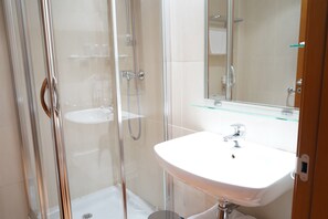 Standard Room, Mountain View | Bathroom | Hair dryer, towels, soap, shampoo - Hotel Santuari Balaguer (Balaguer)