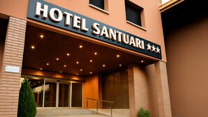 A hotel entrance with a sign reading "HOTEL SANTUARI". - Hotel Santuari Balaguer (Balaguer)