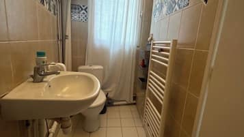 Asciugamani, sapone, carta igienica