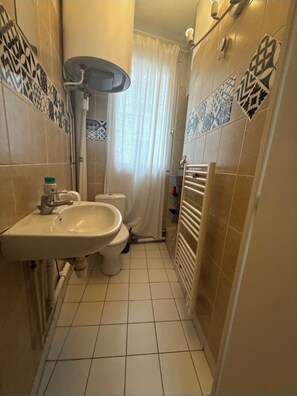 Serviettes fournies, savon, papier toilette