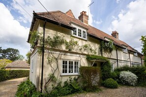 Exterior - Delightful 3 bedroom cottage with forest outlook (Burley, Ringwood)