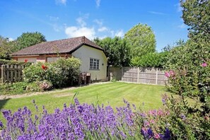 Property grounds - Delightful 3 bedroom cottage with forest outlook (Burley, Ringwood)