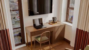 Premium-Doppel- oder -Zweibettzimmer | Wohnbereich | 55-Zoll-LCD-Fernseher mit Satellitenempfang