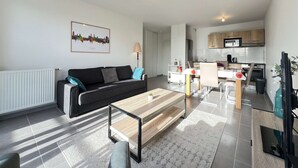 Un apartamento moderno con sala de estar, comedor y cocina.