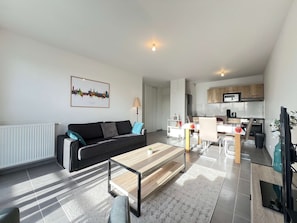 Un apartamento moderno con sala de estar, comedor y cocina.