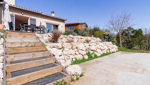 A modern house with a stone staircase leading to a covered patio area. - La Tendresse - 10p - Piscine - Jardin (Mondonville)