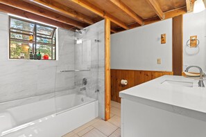 Douche, serviettes fournies, savon, papier toilette