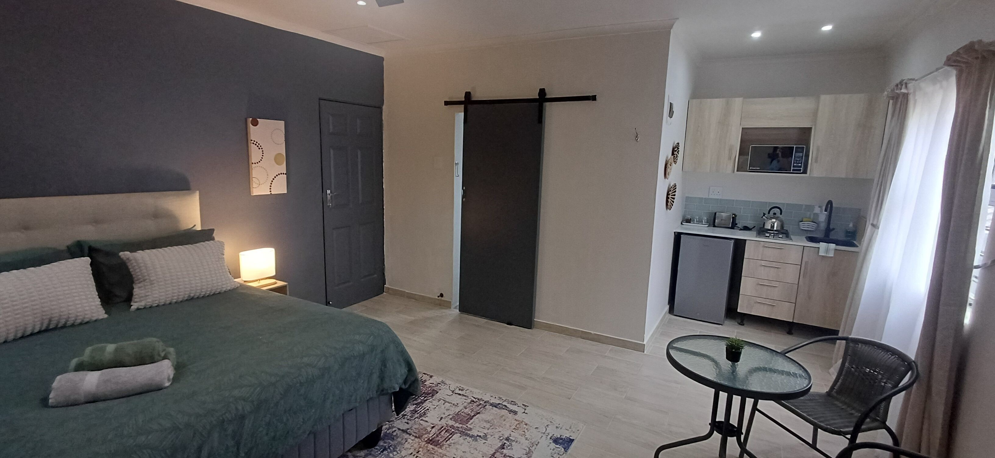 Tabla de planchar con plancha, internet y ropa de cama 