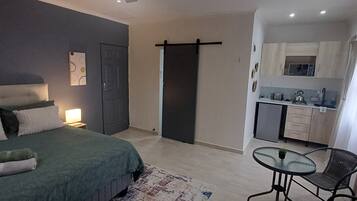 Tabla de planchar con plancha, internet y ropa de cama