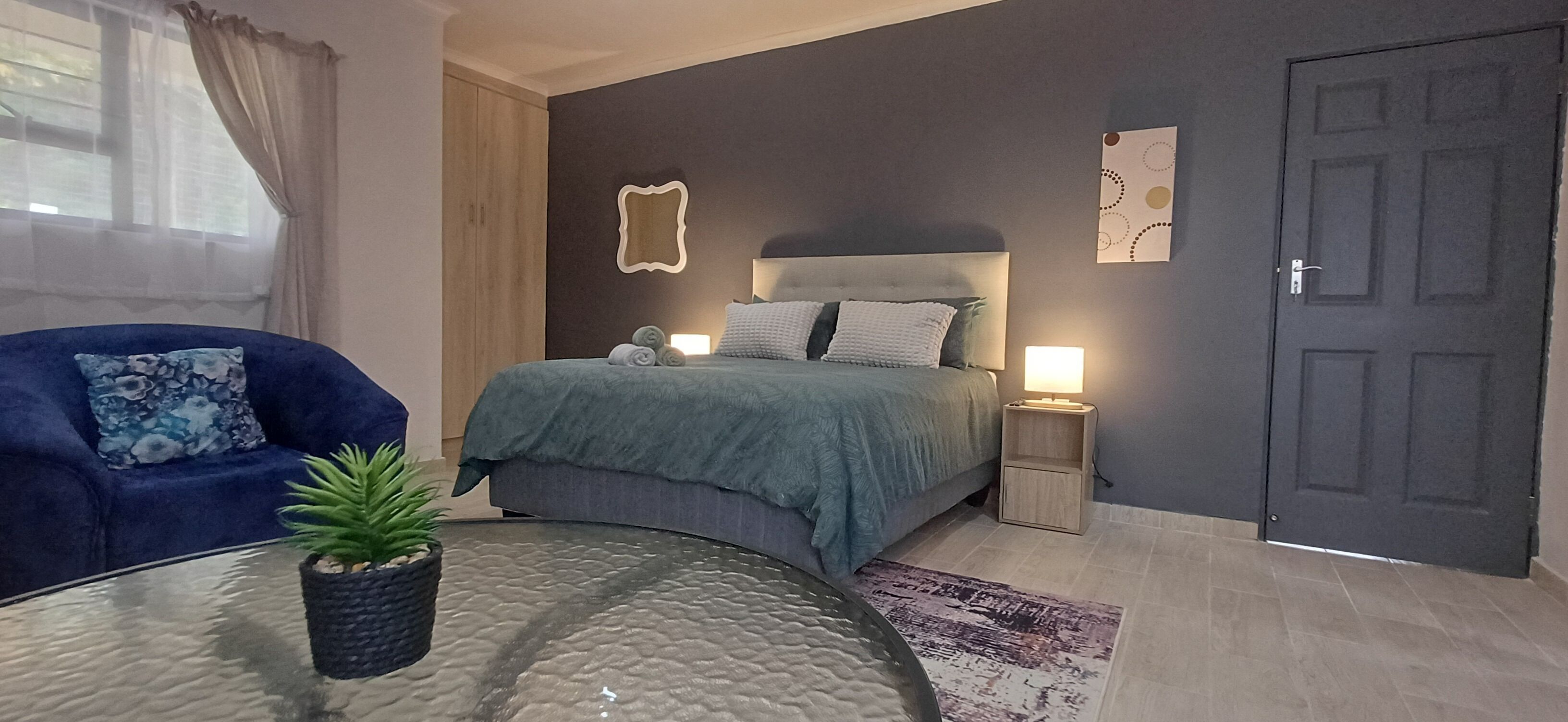 Tabla de planchar con plancha, internet y ropa de cama 