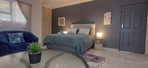 Een strijkplank/strijkijzer, internet, beddengoed