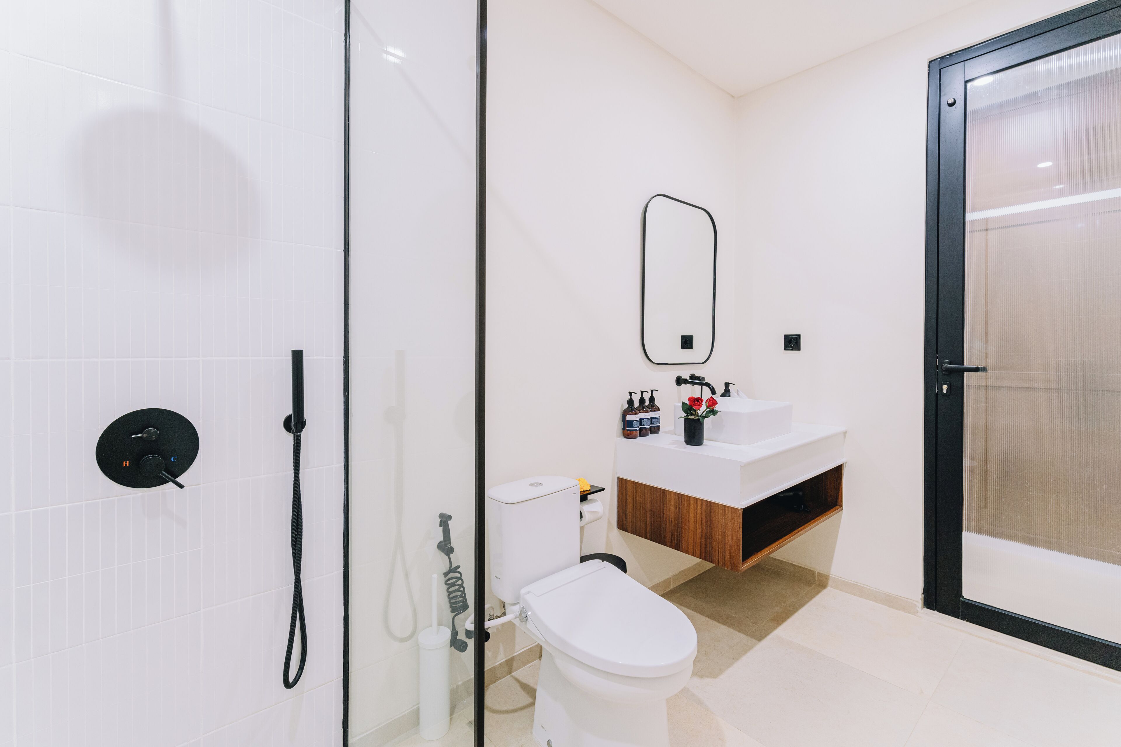 Ducha, secador de pelo, bidet, toallas