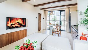 Una sala de estar moderna con chimenea, un comedor y una cocina.