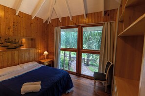 Apartemen Deluks, 2 kamar tidur, patio, pemandangan kolam renang (Pelicano 5) | Seprai premium, selimut bulu angsa, bantalan ekstra lembut, dan minibar