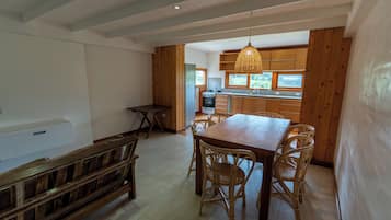 En 29-tommers smart-TV med kabel-kanaler samt peis og Netflix