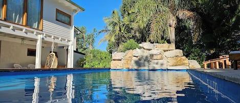 Außenpool, Sonnenschirme, Liegestühle