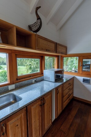 Apartemen Deluks, 2 kamar tidur, patio, pemandangan kebun (Pelicano 1) | Dapur pribadi | Lemari es besar, microwave, oven, dan kompor