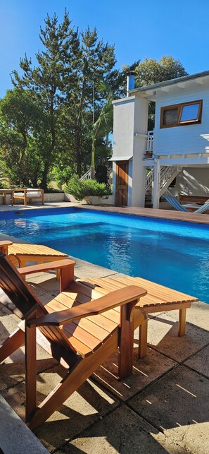 สระว่ายน้ำกลางแจ้ง, ร่มริมสระว่ายน้ำ, เก้าอี้อาบแดดริมสระ