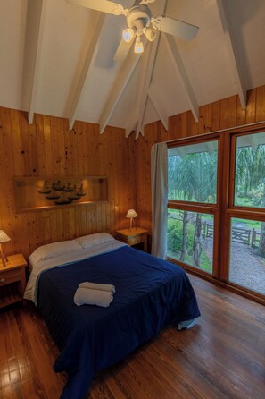 Departamento Deluxe, 2 habitaciones, patio, vista a la alberca (Pelicano 5) | Ropa de cama de alta calidad, edredón, camas con pillow-top y minibar 