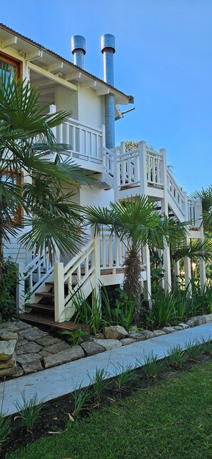 Vista frontal de la propiedad