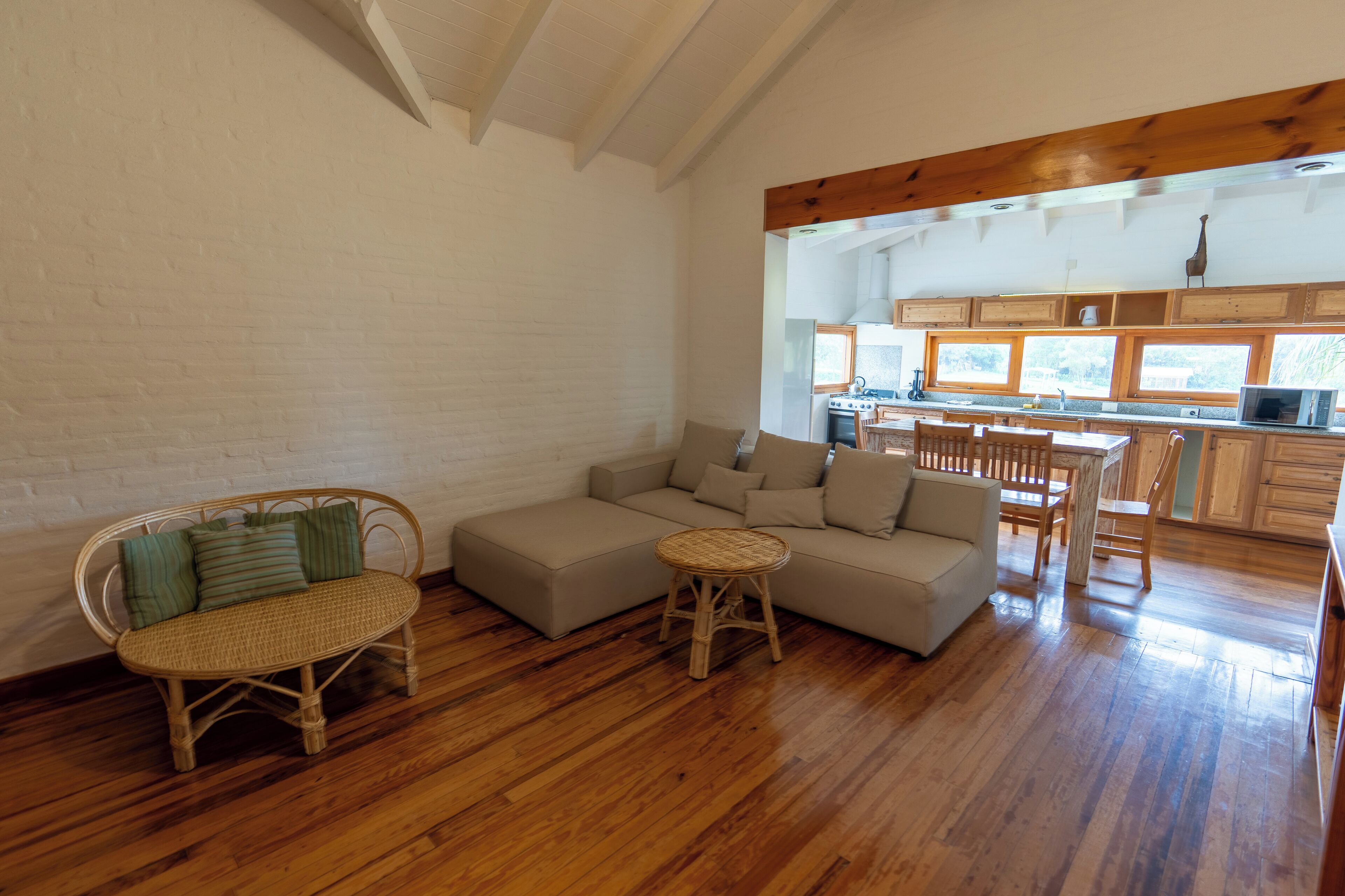 ดีลักซ์อพาร์ทเมนท์, 2 ห้องนอน, ลานระเบียง, วิวสวน (Pelicano 1) | บริเวณนั่งเล่น | สมาร์ททีวี 29 นิ้ว พร้อมช่องเคเบิล, เตาผิง, Netflix