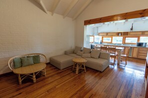 Deluxe appartement, 2 slaapkamers, patio, uitzicht op tuin (Pelicano 1) | Woonruimte | Een 29-inch smart-tv met kabelzenders, een open haard en Netflix